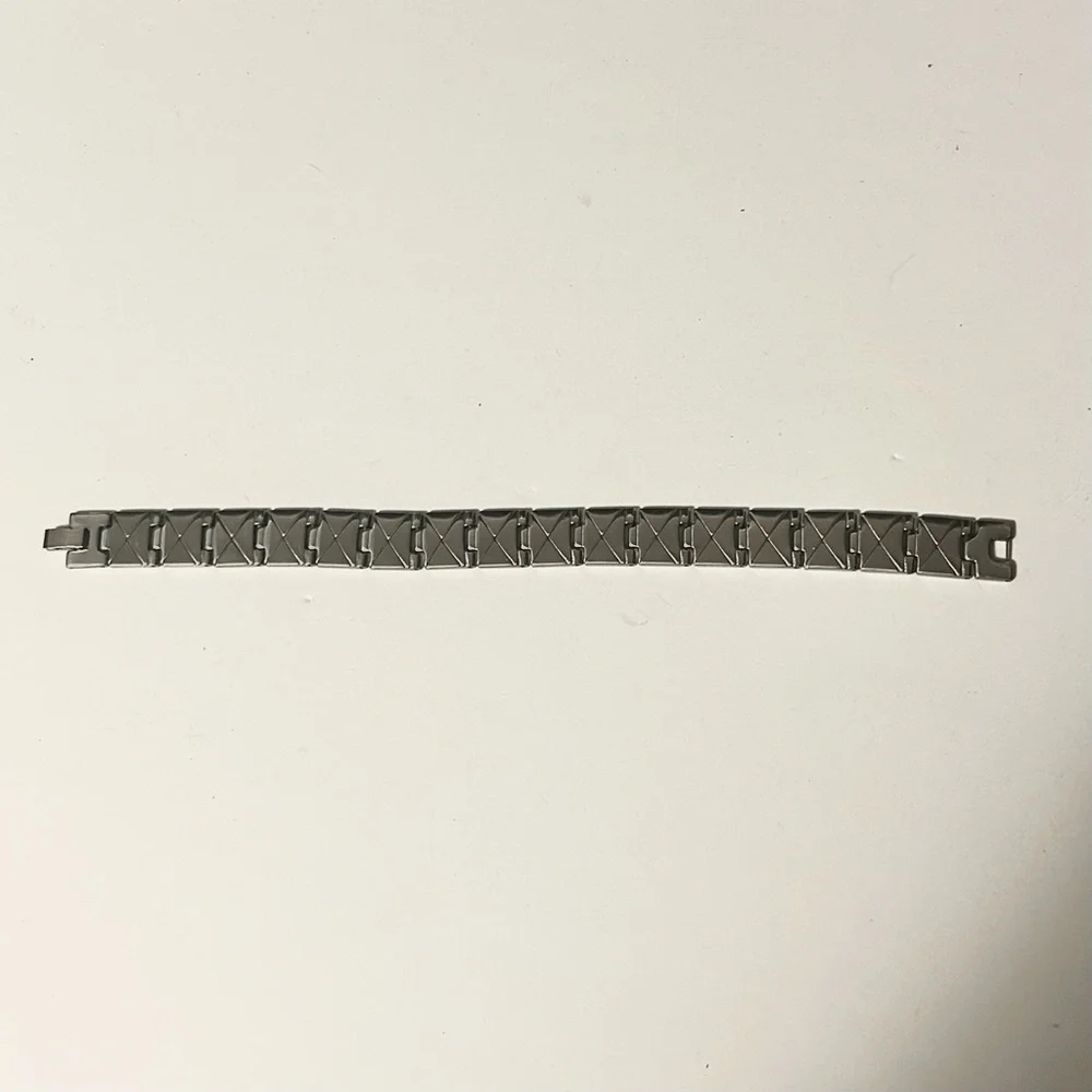 Men’s Silver Toned “X” Link Watch Band Style Bracelet (NWOT)